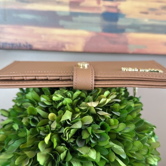 STEVE MADDEN TAN BIFOLD FLAP WITH GOLD ACCENTS WALLET 🌟NWOT🌟 - Picture 7 of 14